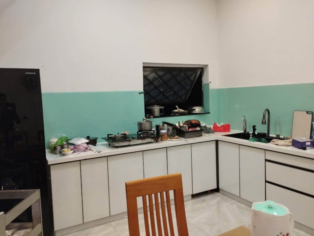 Tìm Hiểu Mẫu Tủ Bếp Nhôm Kính Màu Trắng Sứ