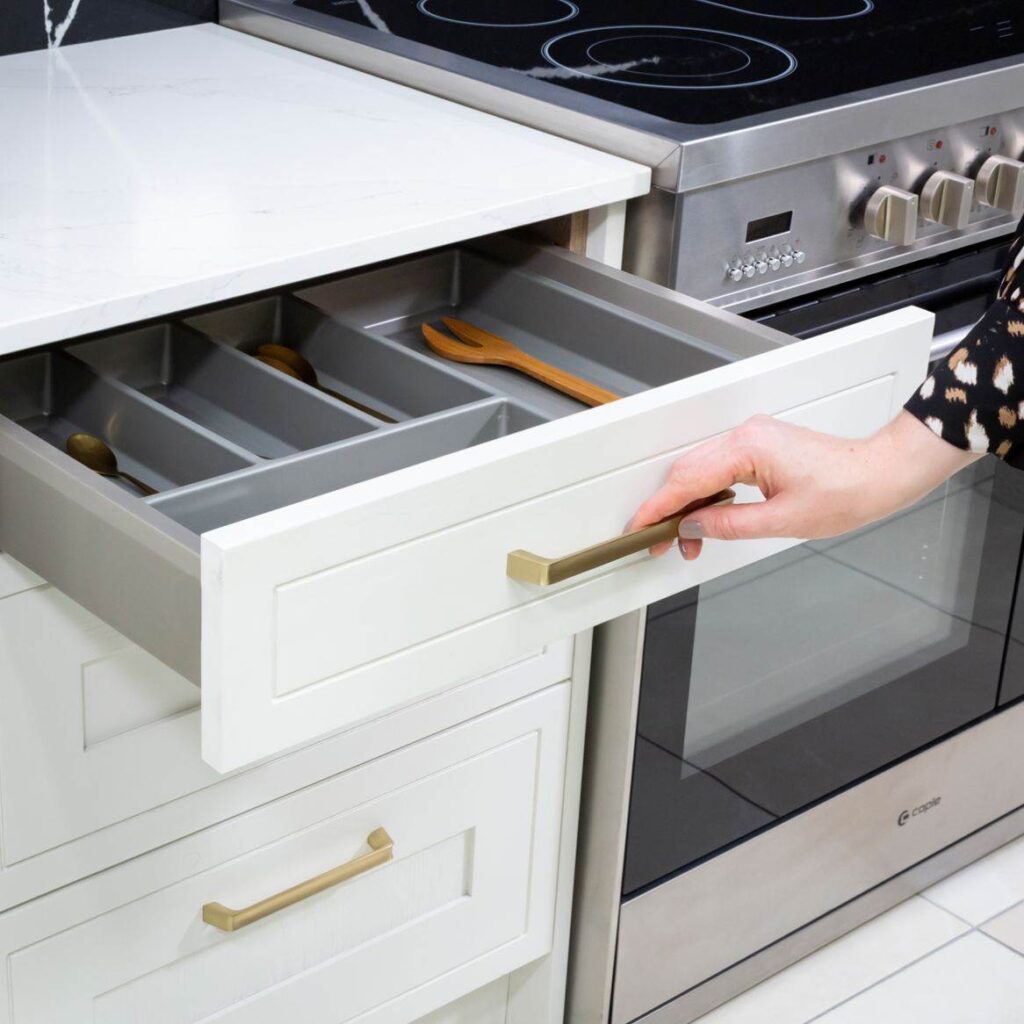 Phụ Kiện Tủ Bếp Nhôm Kính