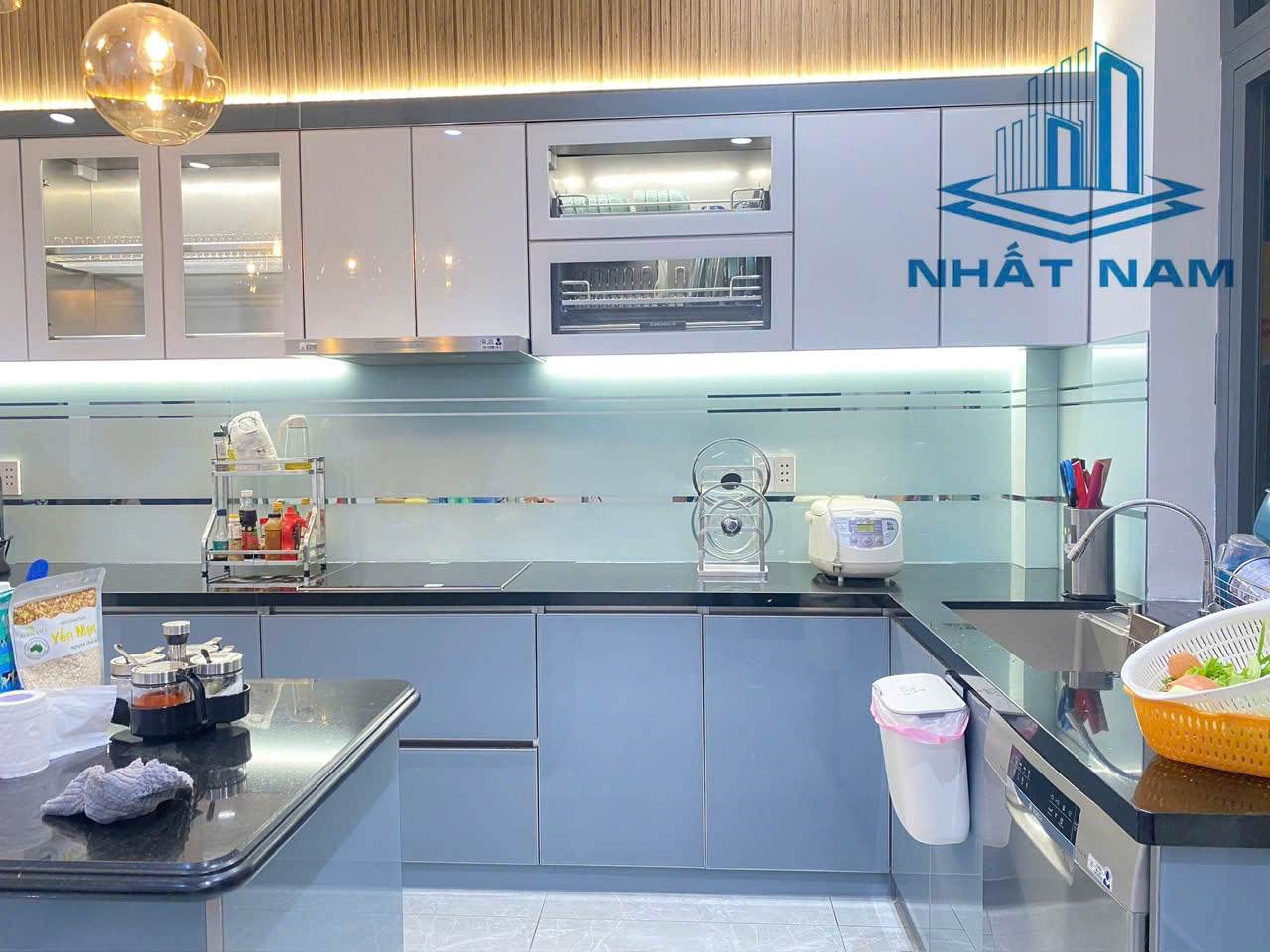 Tủ Bếp Khung Inox Cánh Kính Sơn Màu 