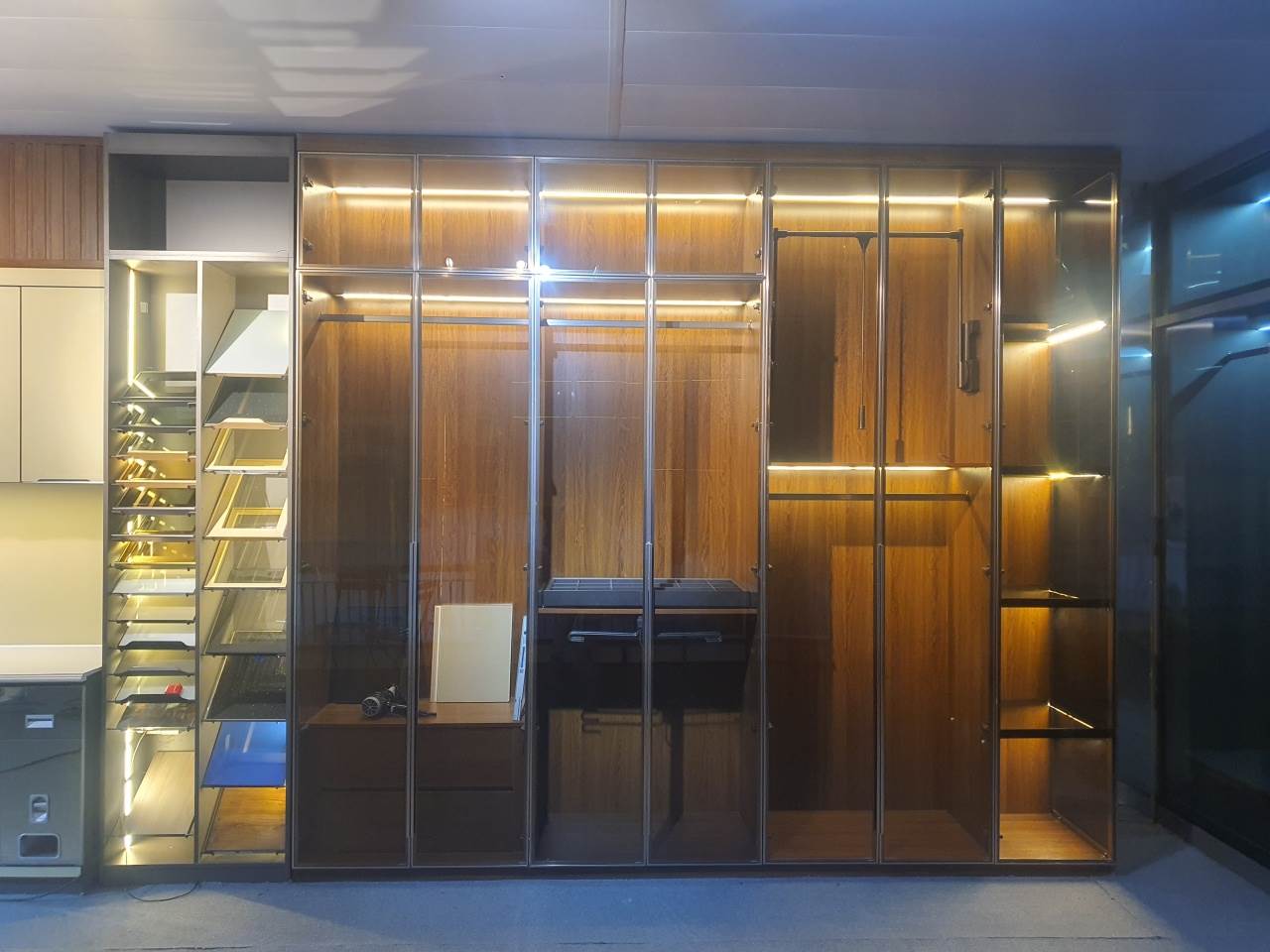 Tủ Quần Áo Nhôm Hợp Kim Cánh Kính 