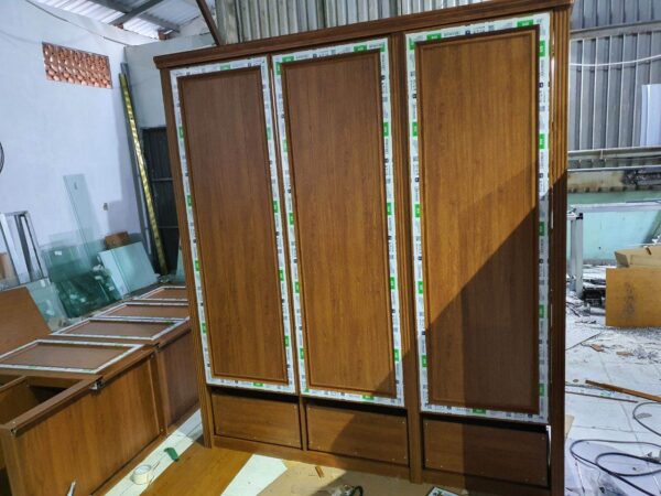 Tủ Quần Áo Nhôm Kính Vân Gỗ
